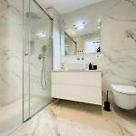 Luxury With Private Rooftop & Jacuzzi