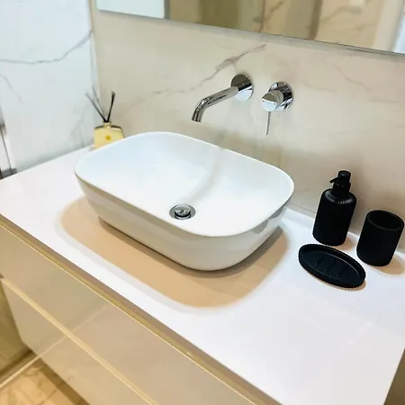 아파트 Luxury With Private Rooftop & Jacuzzi *