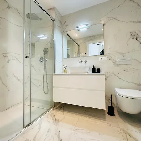 Luxury With Private Rooftop & Jacuzzi